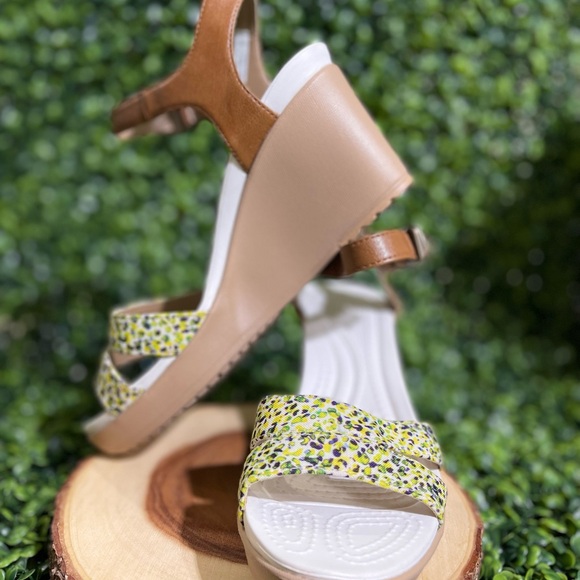 NWOT Crocs 7 Leigh Wedge Sandals - Picture 3 of 12